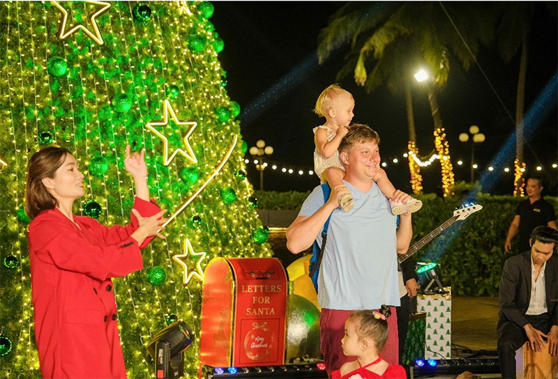 Cây thông khổng lồ là điểm check-in không thể bỏ qua của các gia đình