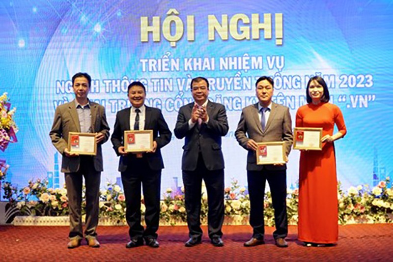 Lãnh đạo UBND tỉnh Hải Dương trao Kỷ niệm chương cho các cá nhân có thành tích đóng góp cho sự nghiệp xây dựng và phát triển ngành thông tin và truyền thông.