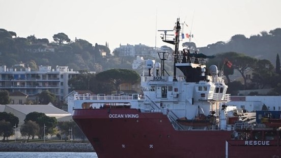 Italy cho phép tàu chở người di cư cập cảng