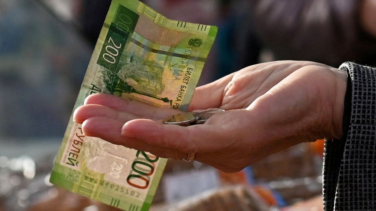Đồng Ruble rớt thảm, lý do liên quan đến lệnh trừng phạt đối với dầu mỏ? WB hạ dự báo kinh tế Nga