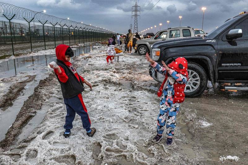 Người dân Kuwait vui sướng tận hưởng mùa Đông trắng