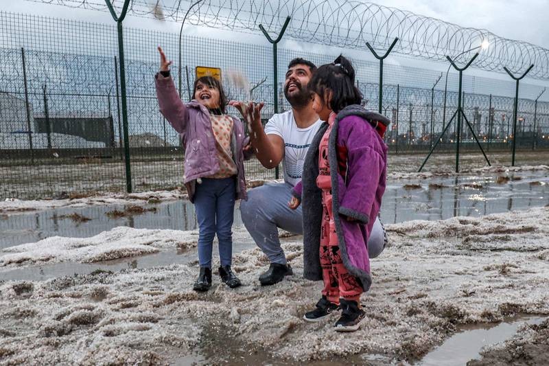 Người dân Kuwait vui sướng tận hưởng mùa Đông trắng