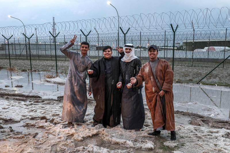 Người dân Kuwait vui sướng tận hưởng mùa Đông trắng