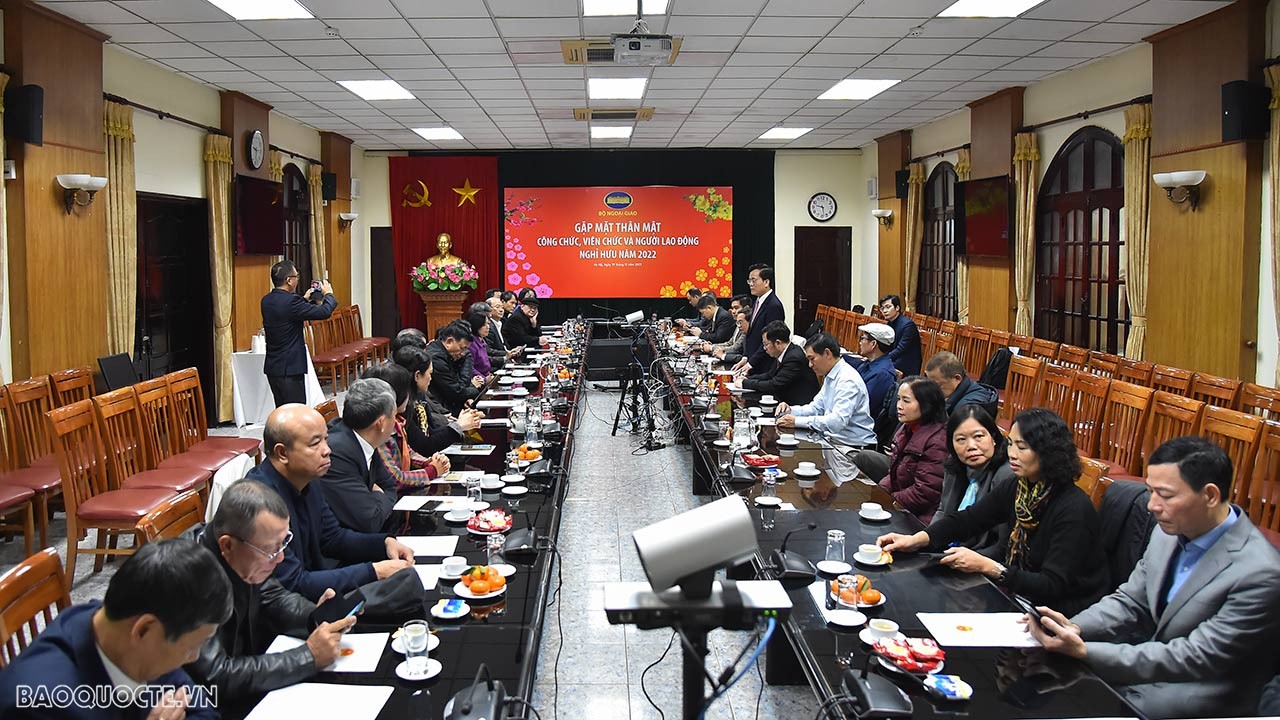 Sáng ngày 29/12, tại Trụ sở Bộ, theo truyền thống hàng năm vào dịp đón Xuân mới, Thứ trưởng Ngoại giao Hà Kim Ngọc đã trao quyết định nghỉ hưu cho cán bộ lãnh đạo cấp Vụ và gặp mặt thân mật đại diện các công chức, viên chức và người lao động nghỉ hưu theo chế độ trong năm 2022. (Ảnh: Anh Sơn) Sáng ngày 29/12, tại Trụ sở Bộ, theo truyền thống hàng năm vào dịp đón Xuân mới, Thứ trưởng Ngoại giao Hà Kim Ngọc đã trao quyết định nghỉ hưu cho cán bộ lãnh đạo cấp Vụ và gặp mặt thân mật đại diện các công chức, viên chức và người lao động nghỉ hưu theo chế độ trong năm 2022. (Ảnh: Anh Sơn)