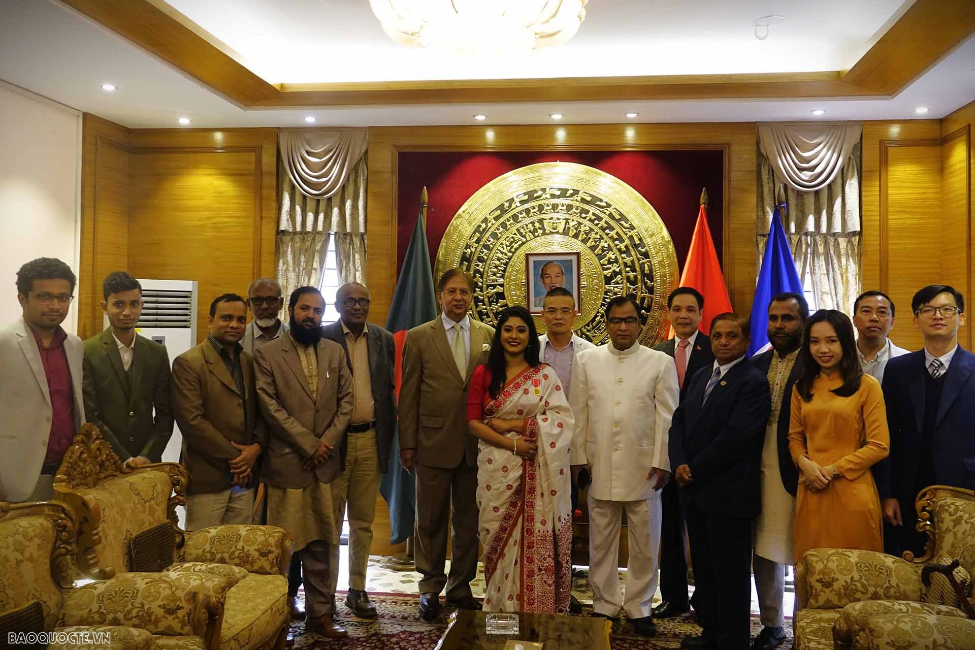 Các cá nhân nhận khen thưởng và khách tham dự. Các cá nhân nhận khen thưởng và khách tham dự.