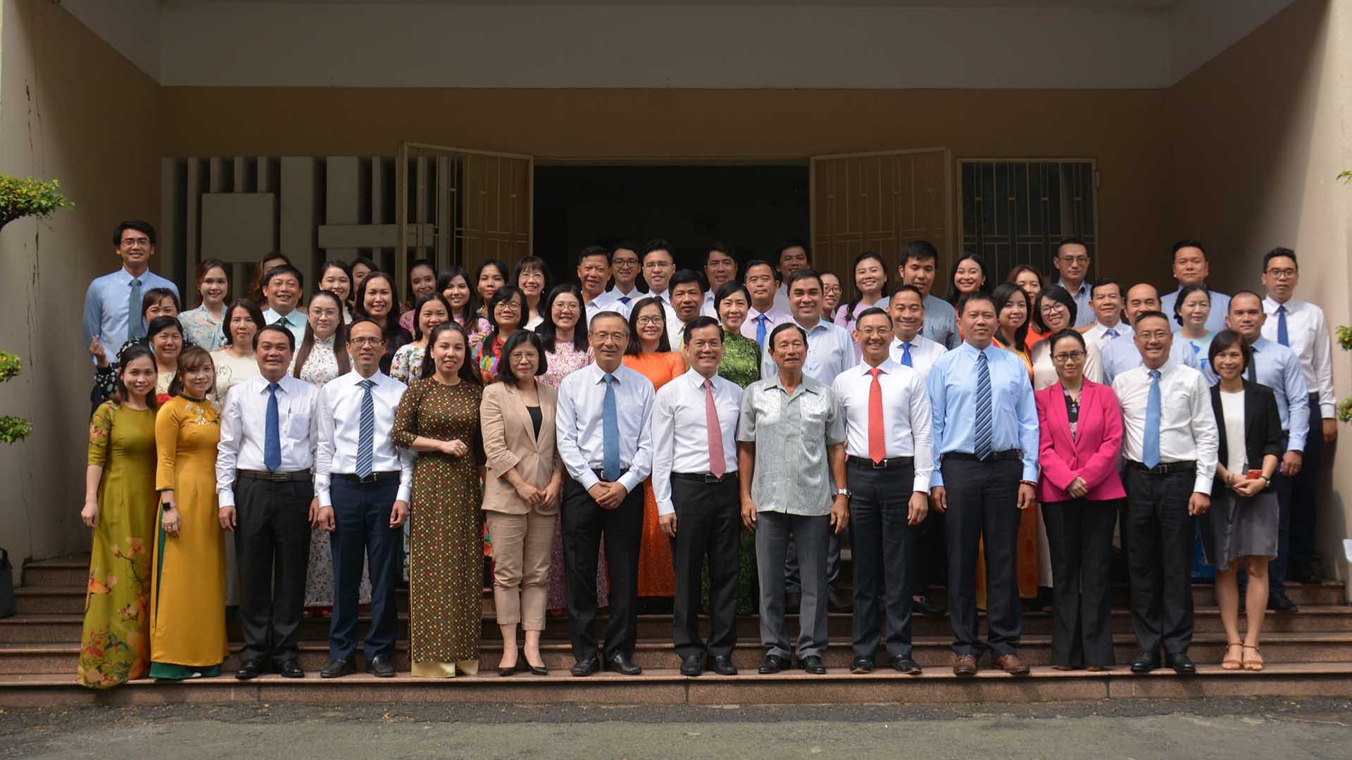 Các đại biểu chụp ảnh lưu niệm.