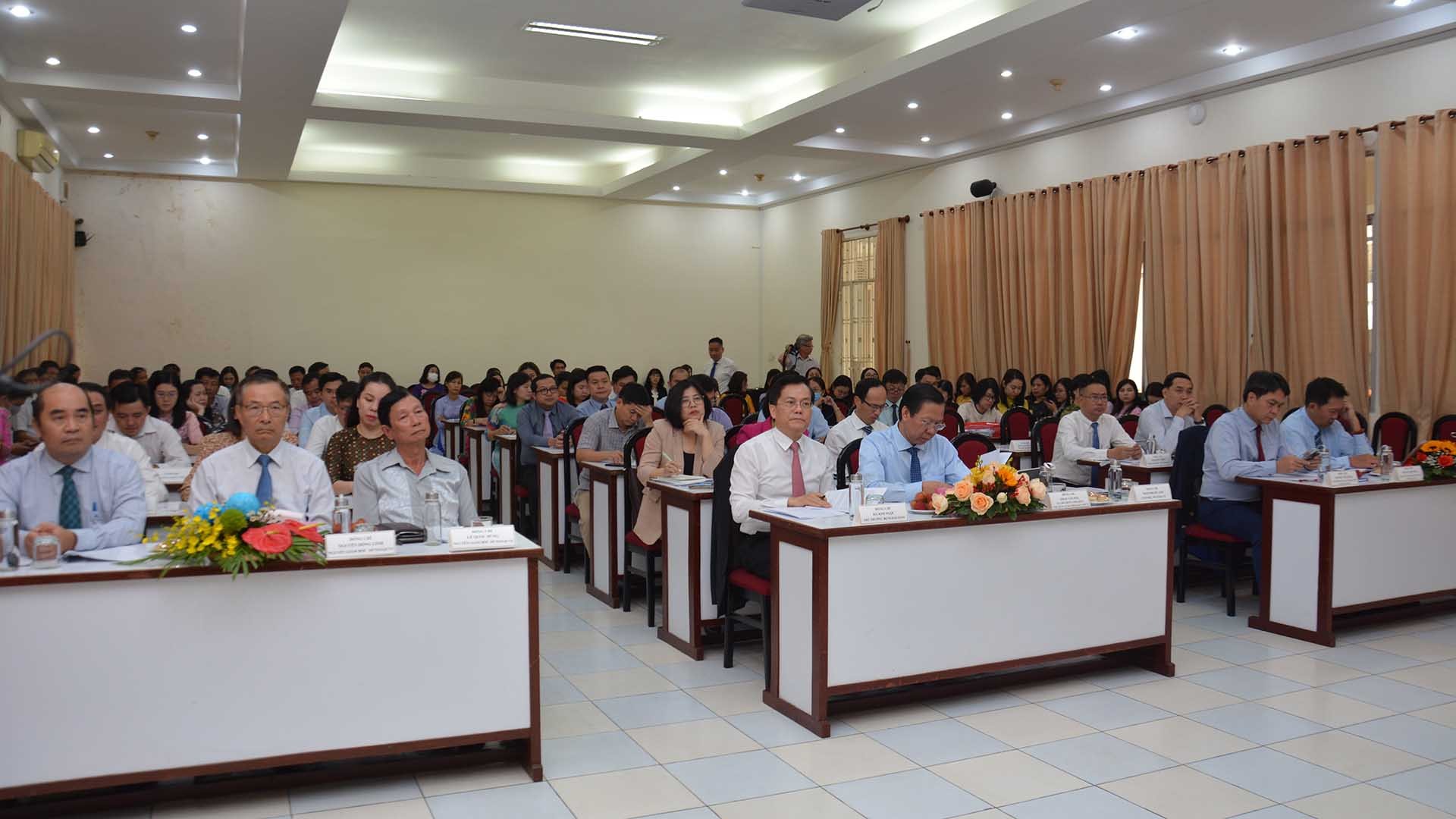 Các đại biểu tham dự Hội nghị.