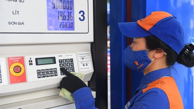 gia xang tang 1100 donglit ngay trong ngay dau nam moi