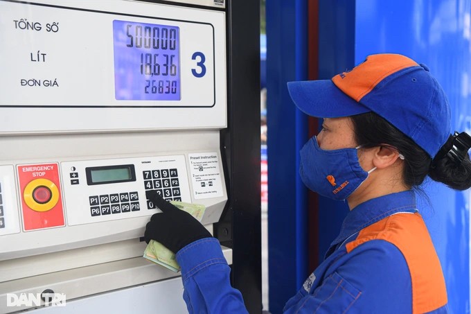 Theo Nghị định 95, kỳ điều hành giá xăng dầu đầu tiên trong năm 2023 là ngày 3/1 (Ảnh: Mạnh Quân).