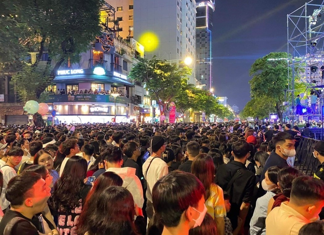 Hàng nghìn người dân TP. Hồ Chí Minh ra đường đón chờ năm mới 2023