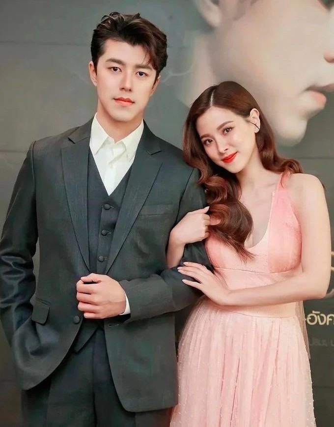 Baifern Pimchanok và Nine Napha từng hợp tác trong dự án điện ảnh Yêu nhầm bạn thân và phim truyền hình Sợi dây hoàng lan. 