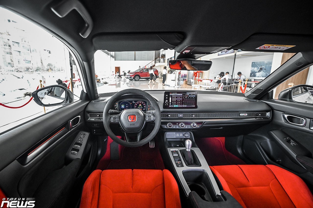 Cận cảnh Honda Civic Type R tại Việt Nam, giá gần 2,4 tỷ đồng