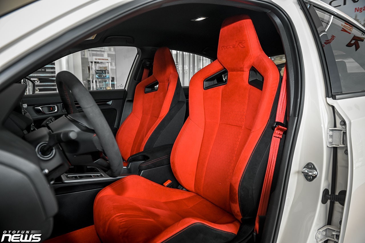 Cận cảnh Honda Civic Type R tại Việt Nam, giá gần 2,4 tỷ đồng