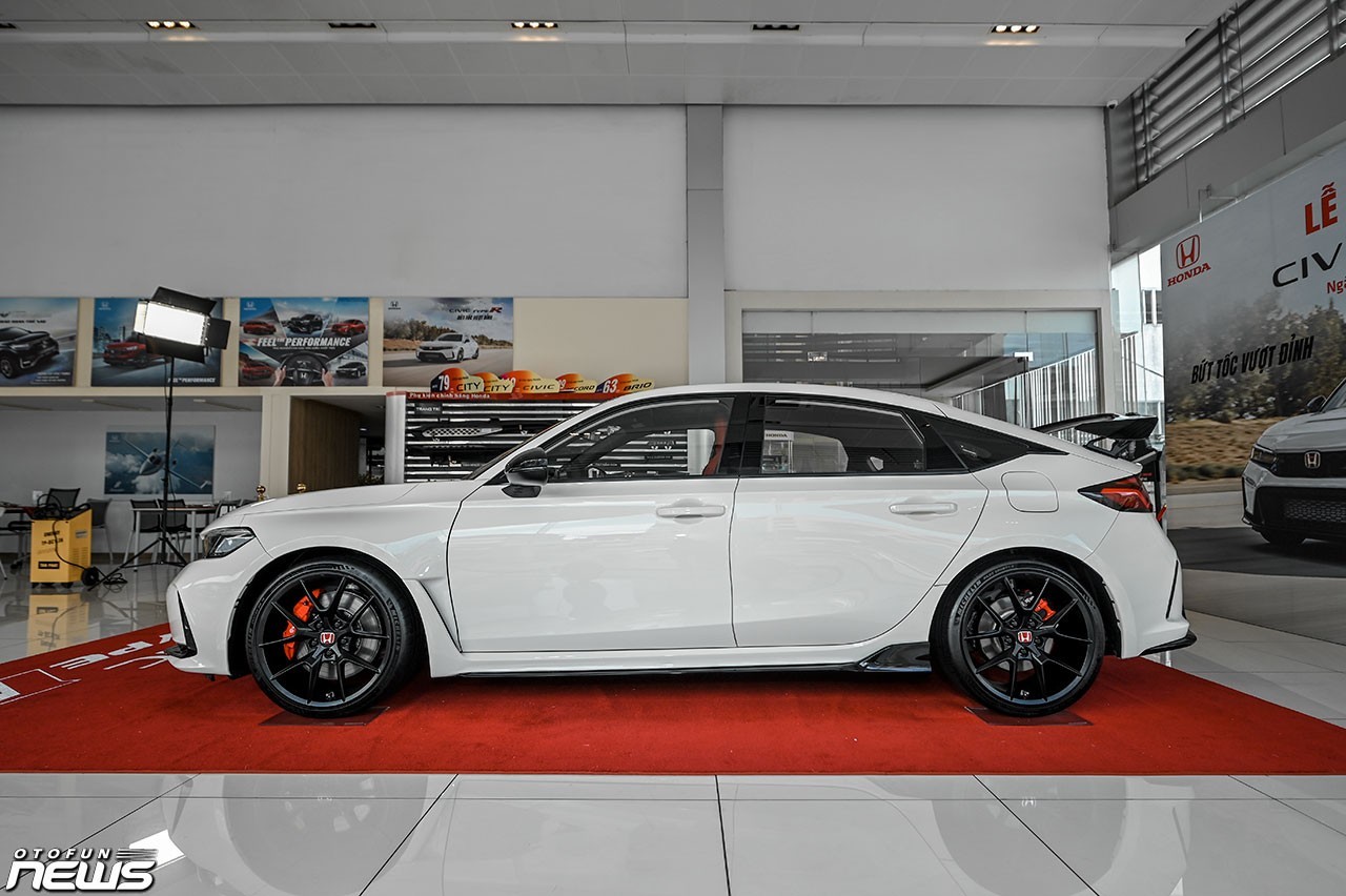 Cận cảnh Honda Civic Type R tại Việt Nam, giá gần 2,4 tỷ đồng