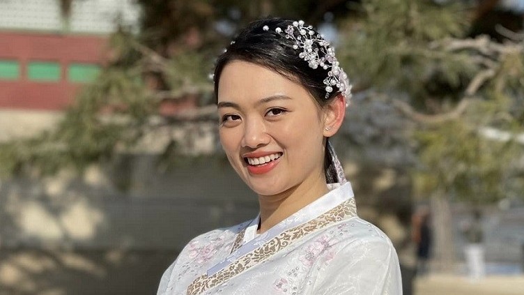 Hoa khôi bóng chuyền Nguyễn Thu Hoài xinh đẹp với áo Hanbok ở Hàn Quốc