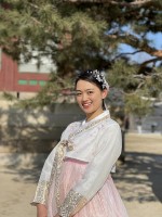 Hoa khôi bóng chuyền Nguyễn Thu Hoài xinh đẹp với áo Hanbok ở Hàn Quốc