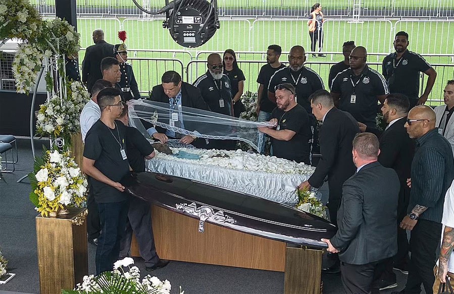 Hình ảnh hàng ngàn cổ động viên vào viếng và tiễn đưa huyền thoại bóng đá Pele