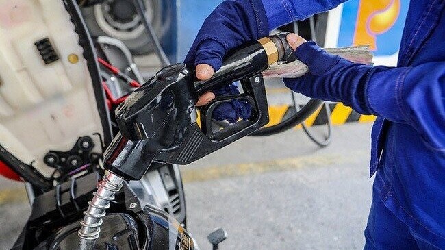 gia xang dau hom nay 41 trien vong kinh te am dam keo gia dau tut doc