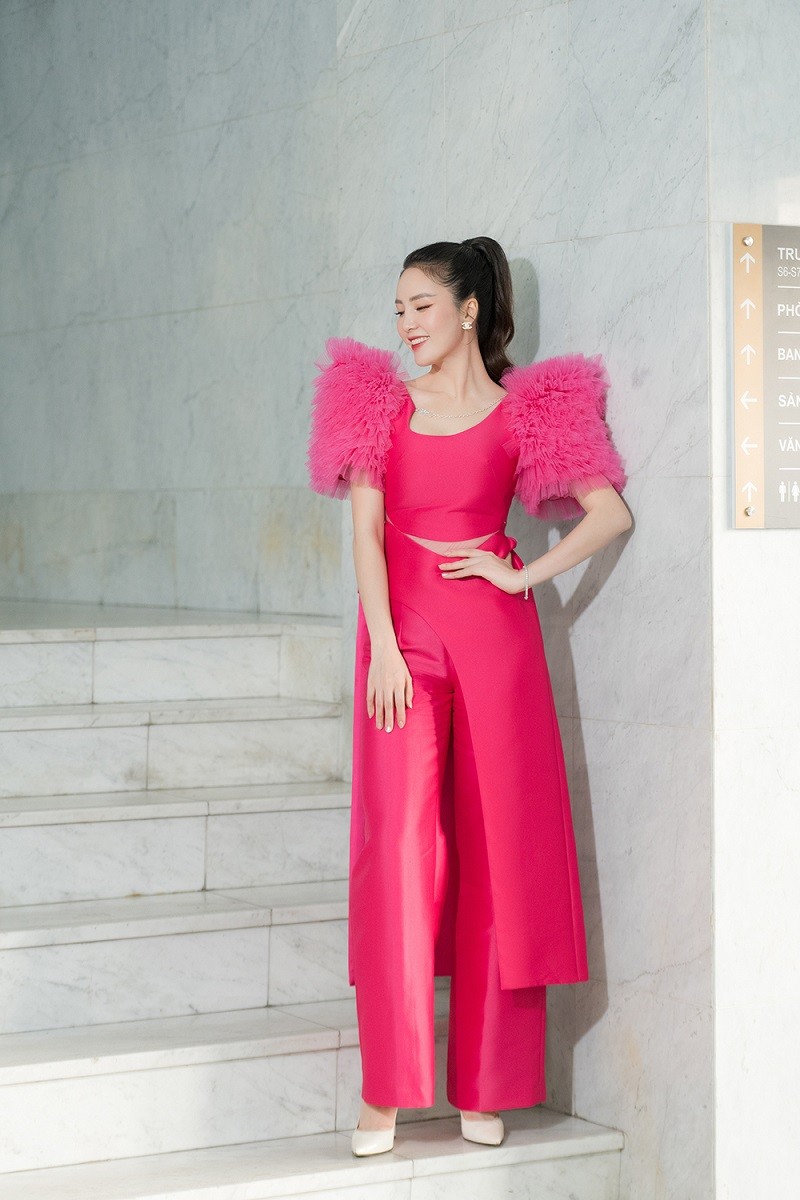 MC-Á hậu Thụy Vân chọn sắc hồng, đỏ trong chương trình Gặp gỡ diễn viên truyền hình