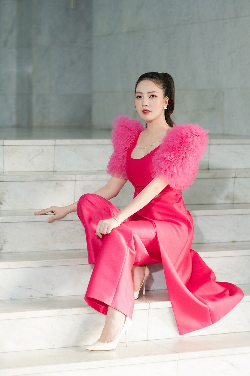 MC-Á hậu Thụy Vân chọn sắc hồng, đỏ trong chương trình Gặp gỡ diễn viên truyền hình