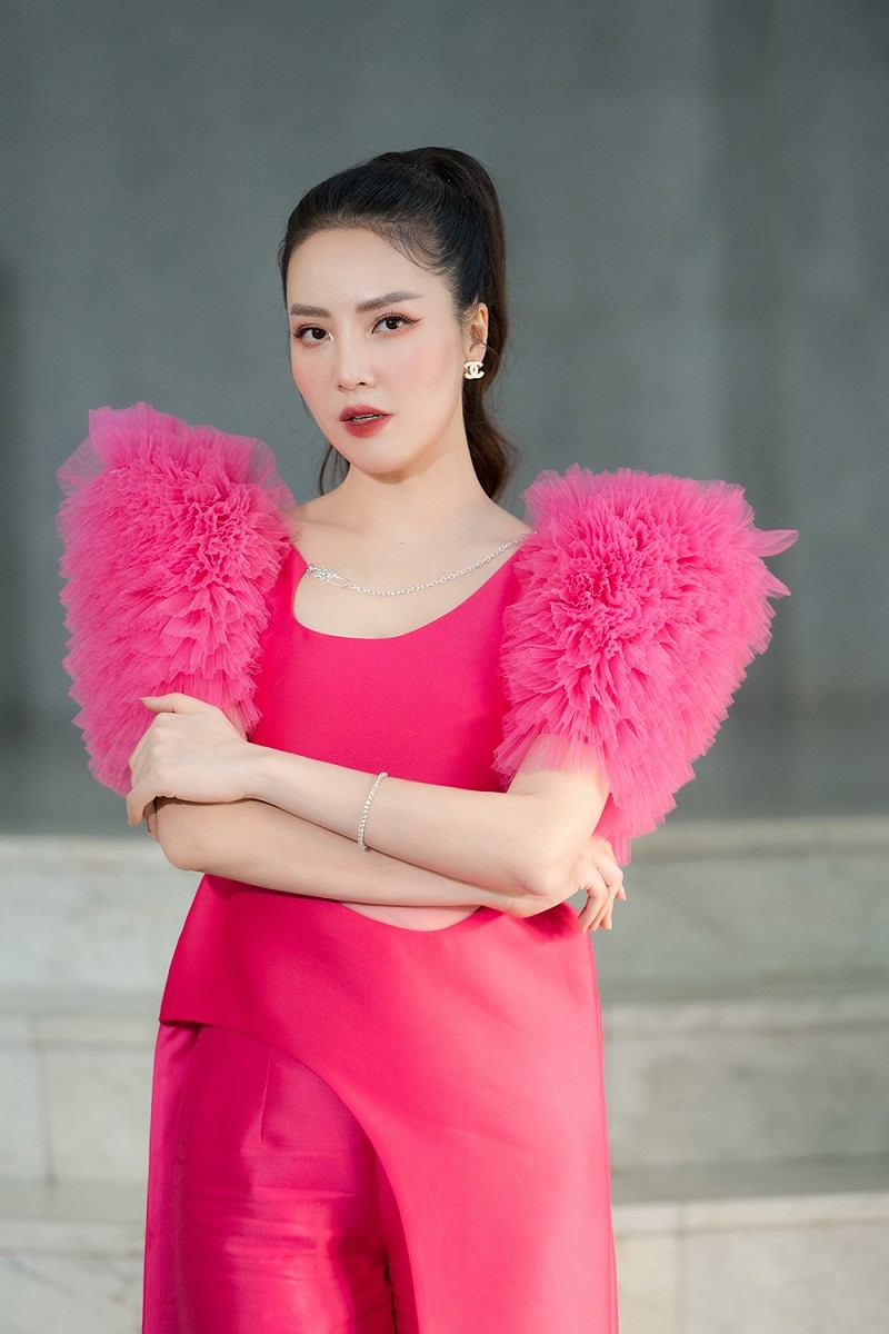 MC-Á hậu Thụy Vân chọn sắc hồng, đỏ trong chương trình Gặp gỡ diễn viên truyền hình