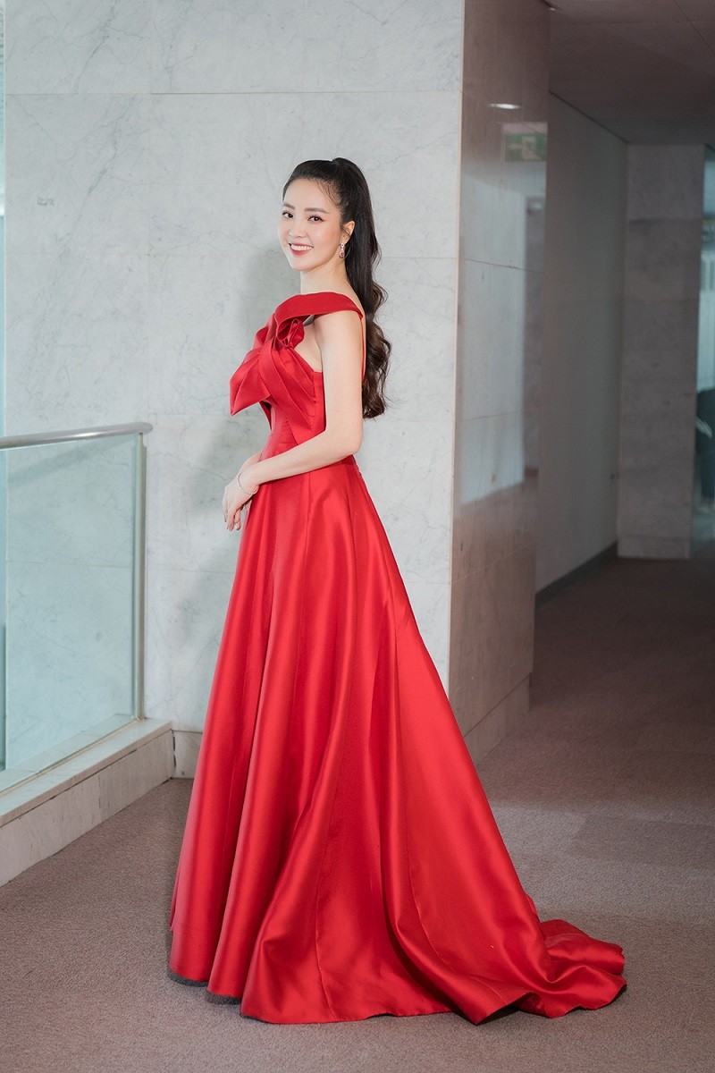 MC-Á hậu Thụy Vân chọn sắc hồng, đỏ trong chương trình Gặp gỡ diễn viên truyền hình