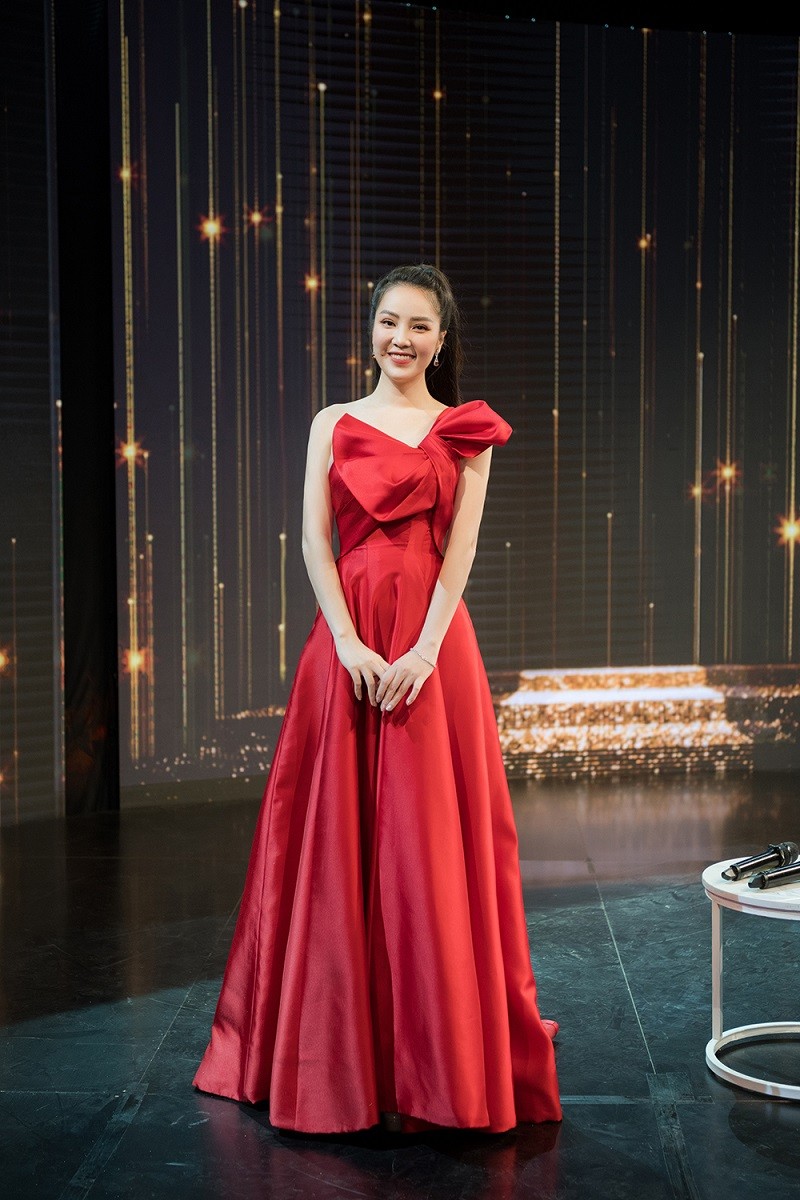 MC-Á hậu Thụy Vân chọn sắc hồng, đỏ trong chương trình Gặp gỡ diễn viên truyền hình