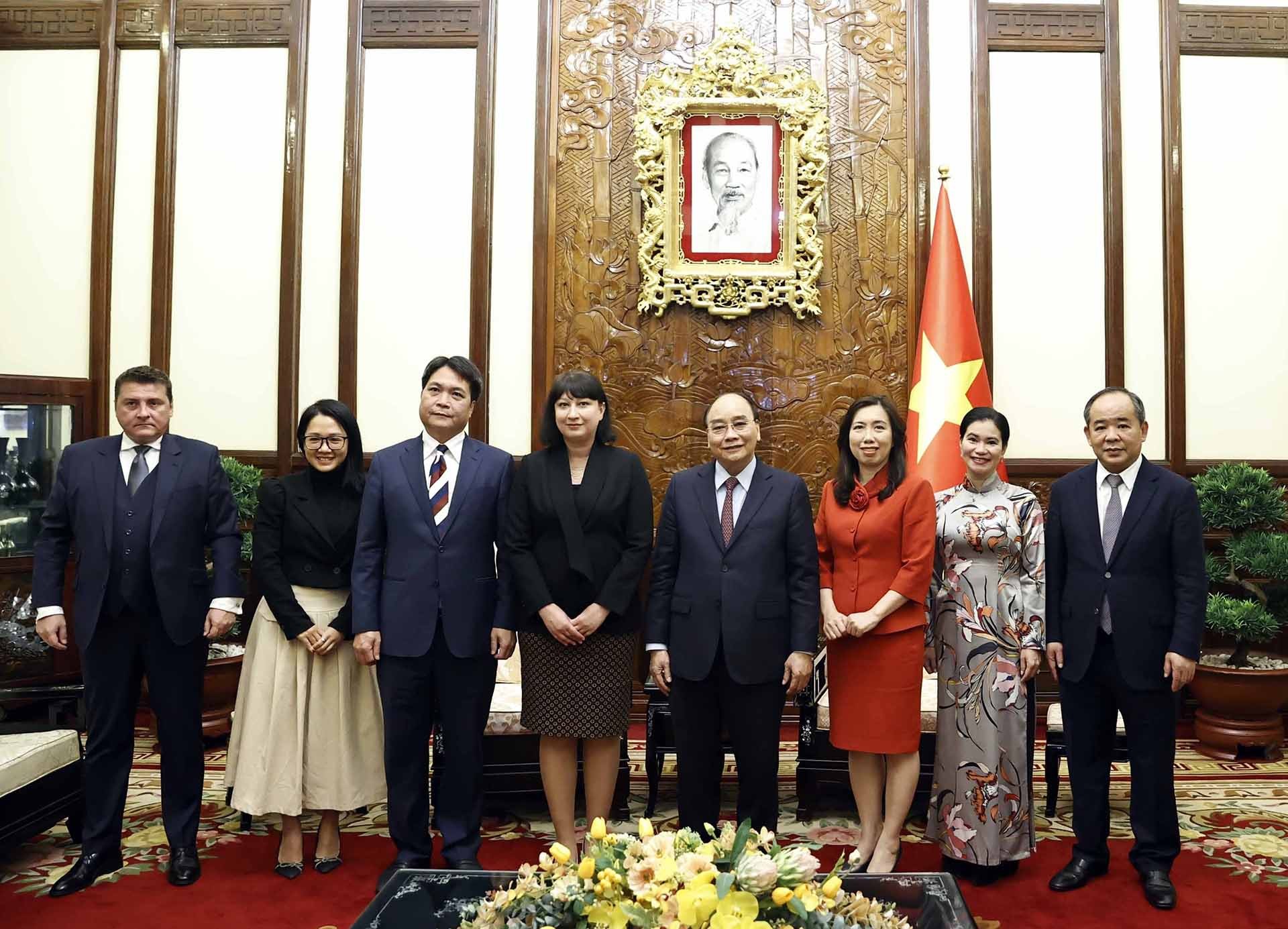 Chủ tịch nước Nguyễn Xuân Phúc và Đại sứ Romania Cristina Romila cùng các đại biểu. (Nguồn: TTXVN)