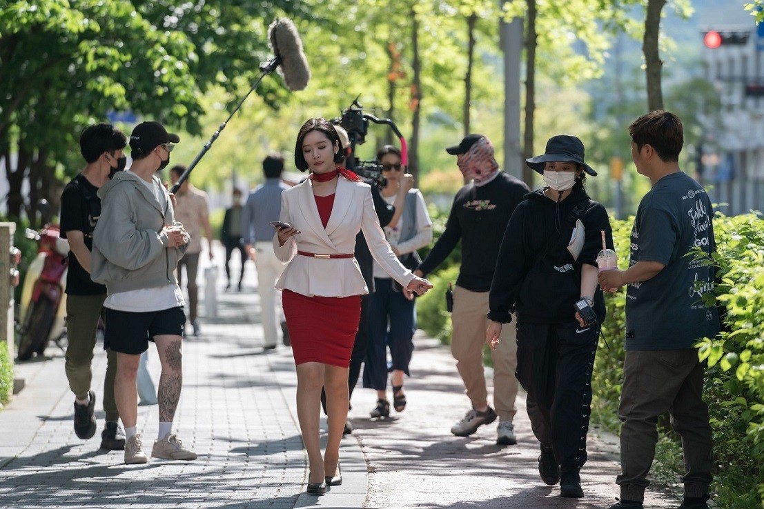 Ảnh hậu trường vui vẻ của Song Hye Kyo và dàn diễn vien phim The Glory Ảnh hậu trường vui vẻ của Song Hye Kyo và dàn diễn vien phim The Glory