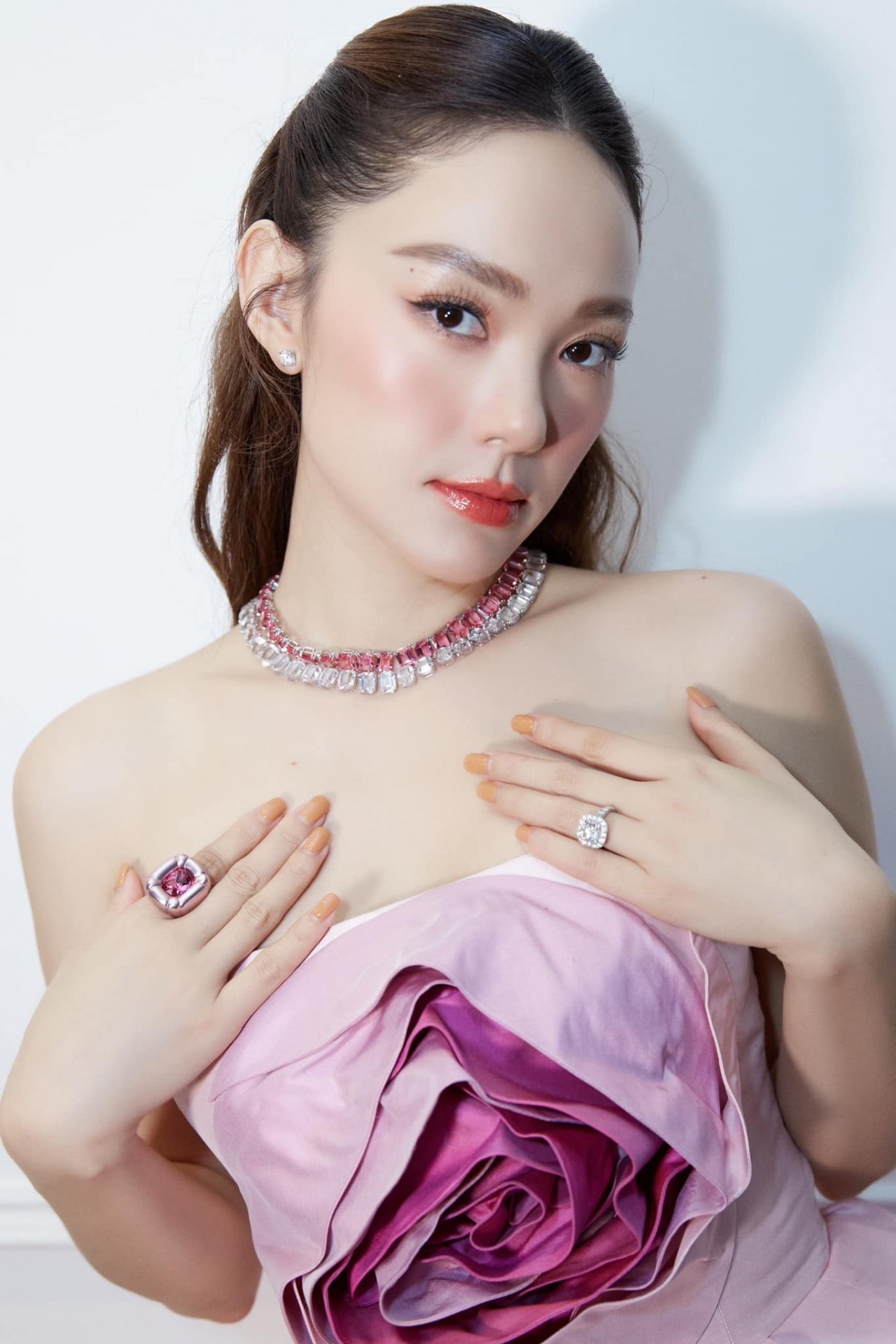 Ca sĩ Minh Hằng nổi bật với sắc hồng