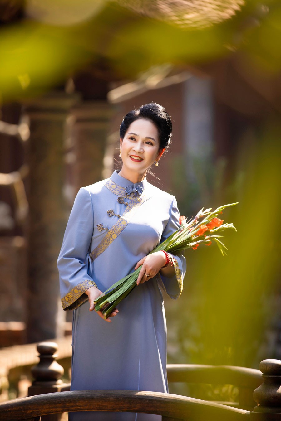 Dung nhan trẻ đẹp của NSND Lan Hương và NSƯT Chiều Xuân trong trang phục truyền thống đi lễ chùa