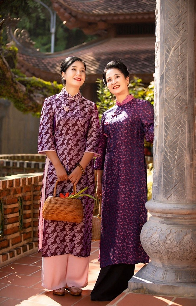 Dung nhan trẻ đẹp của NSND Lan Hương và NSƯT Chiều Xuân trong trang phục truyền thống đi lễ chùa