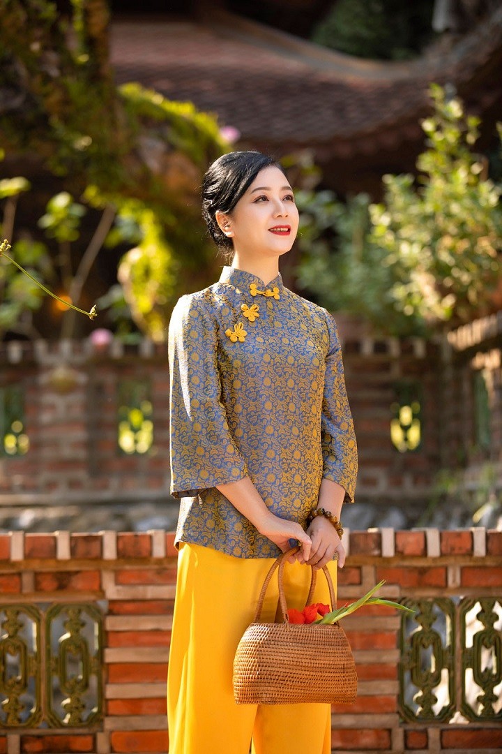 Dung nhan trẻ đẹp của NSND Lan Hương và NSƯT Chiều Xuân trong trang phục truyền thống đi lễ chùa