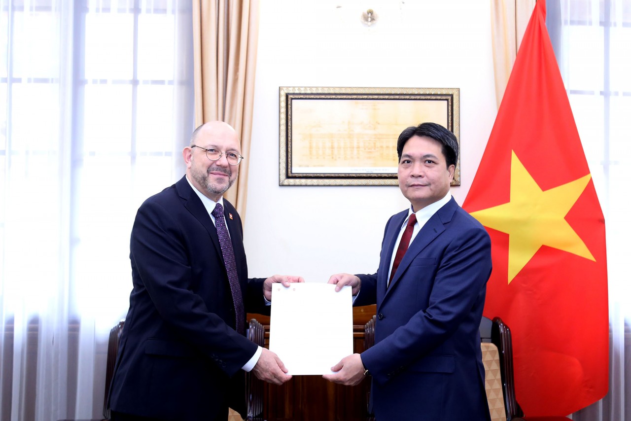 Bộ Ngoại giao tiếp nhận bản sao Ủy nhiệm thư bổ nhiệm Đại sứ tại Việt Nam Bộ Ngoại giao tiếp nhận bản sao Ủy nhiệm thư bổ nhiệm Đại sứ Qatar và Đại sứ Thụy Sỹ