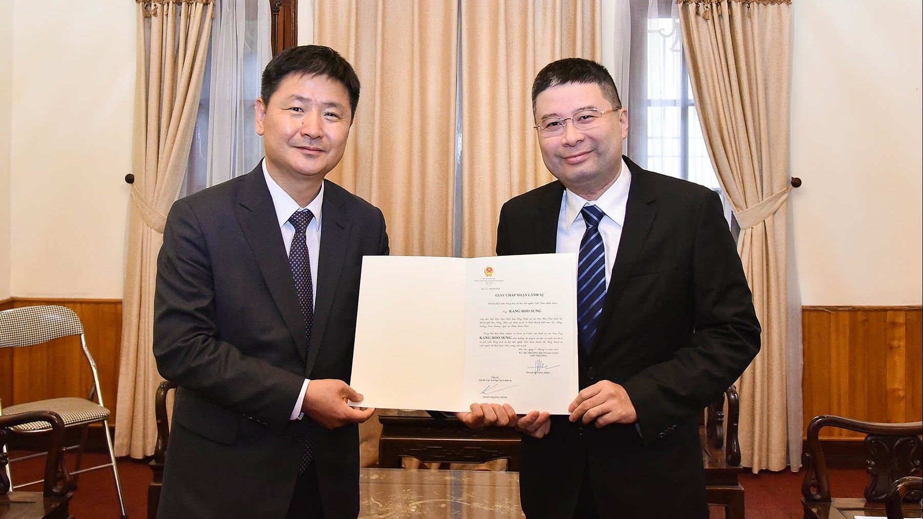 trao giay chap nhan lanh su cho tong lanh su han quoc tai tp da nang