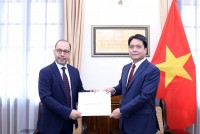 Bộ Ngoại giao tiếp nhận bản sao Ủy nhiệm thư bổ nhiệm Đại sứ Qatar và Đại sứ Thụy Sỹ