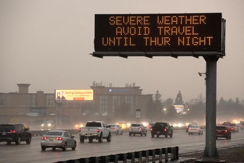 Thống đốc bang California của Mỹ, ông Gavin Newsom ngày 4/1 đã ban bố tình trạng khẩn cấp toàn bang, trong khi các nhà chức trách địa phương đưa ra cảnh báo nguy cơ đối với tính mạng và tài sản của người dân. (Nguồn: Twitter)