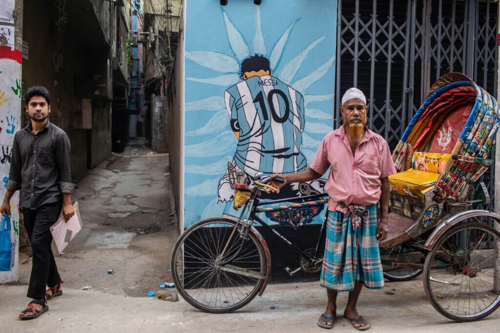 Người Bangladesh sơn nhà hình Messi. (Nguồn: Tribuna)