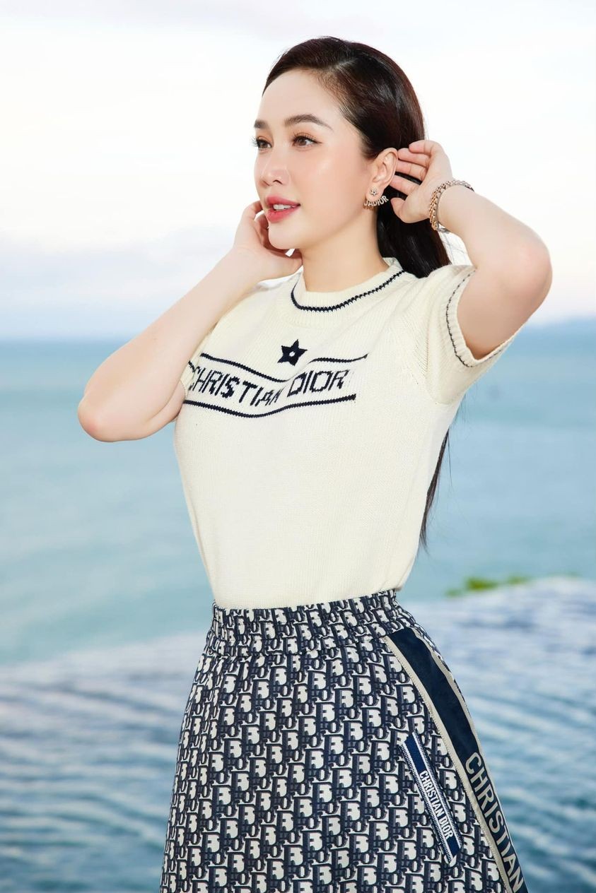 Sao Việt: Hoa hậu Lương Thùy Linh đọ dáng cùng Á hậu Trịnh Thùy Linh Sao Việt: Hoa hậu Lương Thùy Linh đọ dáng cùng Á hậu Trịnh Thùy Linh