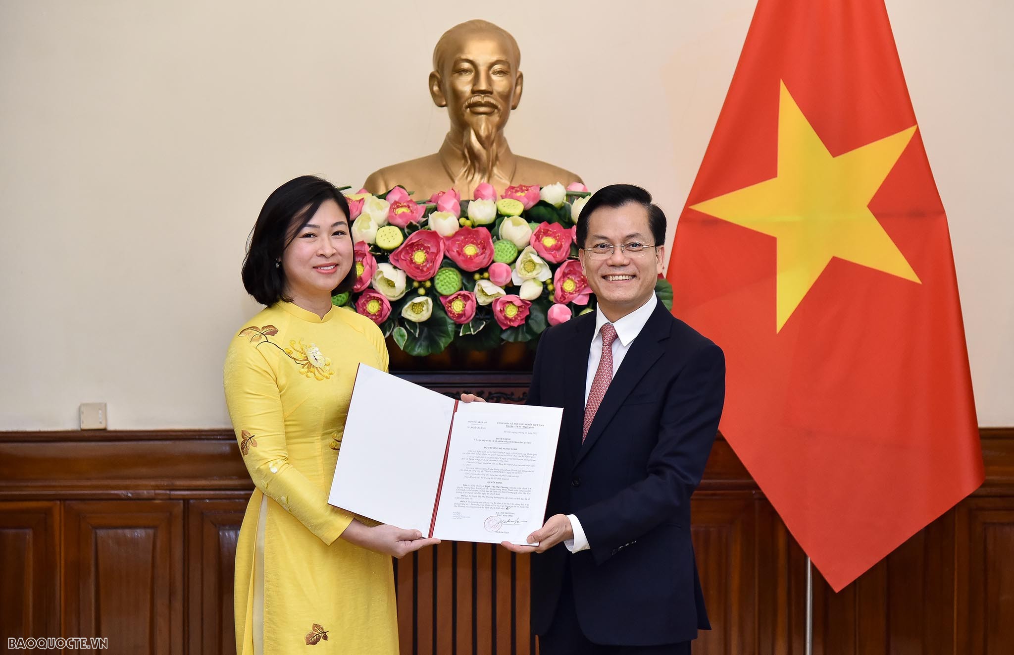 Thứ trưởng Ngoại giao Hà Kim Ngọc trao quyết định tiếp nhận và bổ nhiệm cấp Vụ