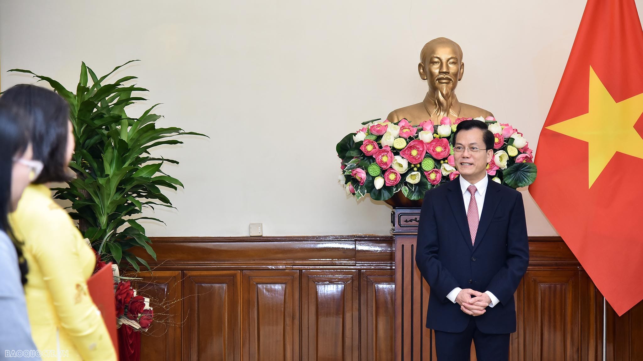 Thứ trưởng Ngoại giao Hà Kim Ngọc trao quyết định tiếp nhận và bổ nhiệm cấp Vụ