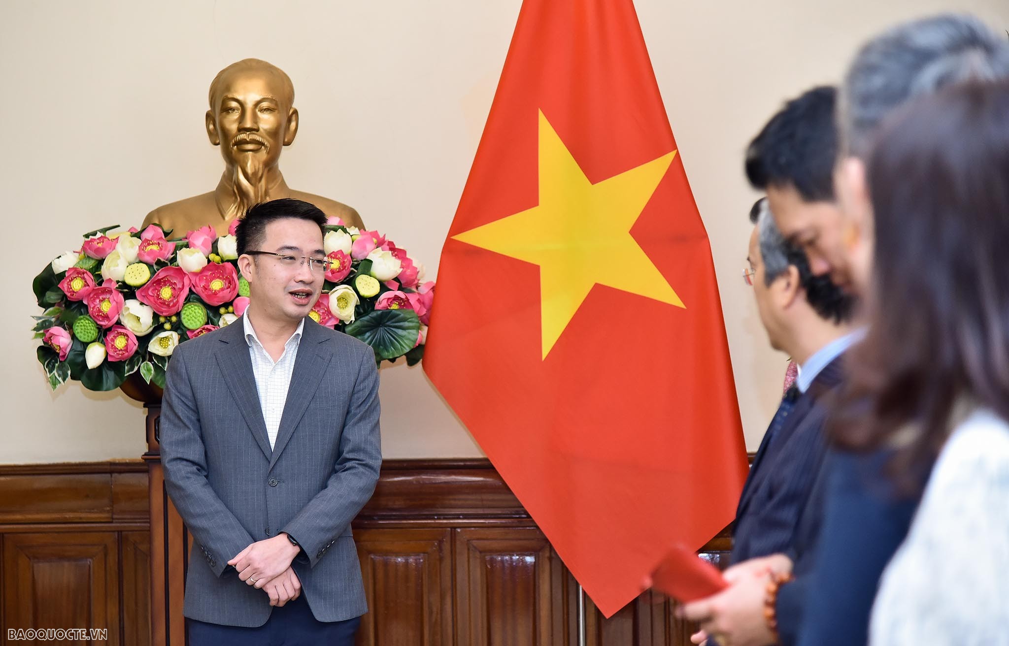 Thứ trưởng Ngoại giao Hà Kim Ngọc trao quyết định tiếp nhận và bổ nhiệm cấp Vụ