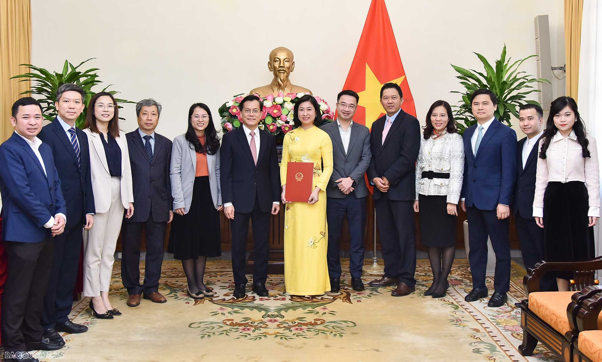 Thứ trưởng Ngoại giao Hà Kim Ngọc trao quyết định tiếp nhận và bổ nhiệm cấp Vụ