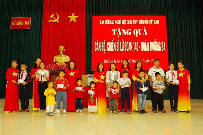 Ban Liên lạc người Việt châu Âu “Vì biển, đảo Việt Nam” trao tặng học bổng cho 10 học sinh thuộc diện khó khăn là con em các chiến sĩ đang làm nhiệm vụ tại quần đảo Trường Sa, mỗi suất trị giá 2 triệu đồng. Ảnh: TTXVN phát