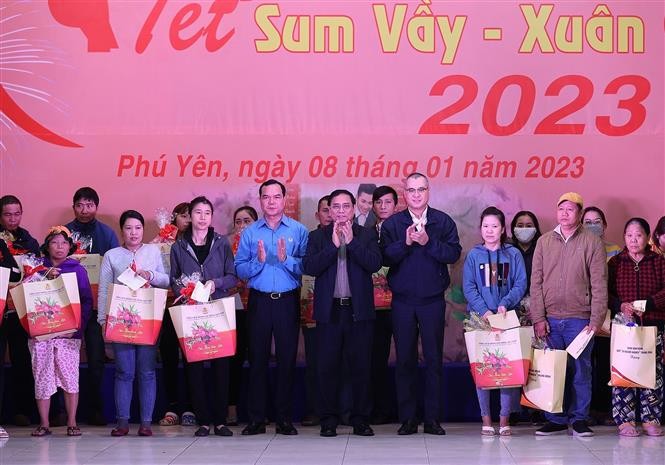 Thủ tướng Phạm Minh Chính dự Chương trình ‘Tết Sum vầy - Xuân gắn kết’ năm 2023. (Nguồn: TTXVN) Thủ tướng Phạm Minh Chính dự Chương trình ‘Tết Sum vầy - Xuân gắn kết’ năm 2023. (Nguồn: TTXVN)