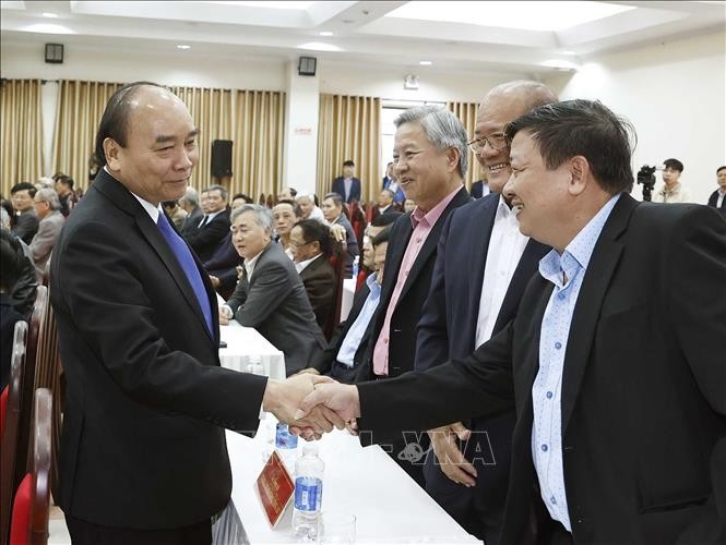 Sáng 8/1/2023, tại thành phố Đà Nẵng, Chủ tịch nước Nguyễn Xuân Phúc gặp các cán bộ cấp cao, tướng lĩnh quân đội, công an đã nghỉ hưu ở các tỉnh, thành miền Trung, Tây Nguyên nhân dịp Xuân Quý Mão 2023. Sáng 8/1/2023, tại thành phố Đà Nẵng, Chủ tịch nước Nguyễn Xuân Phúc gặp các cán bộ cấp cao, tướng lĩnh quân đội, công an đã nghỉ hưu ở các tỉnh, thành miền Trung, Tây Nguyên nhân dịp Xuân Quý Mão 2023.