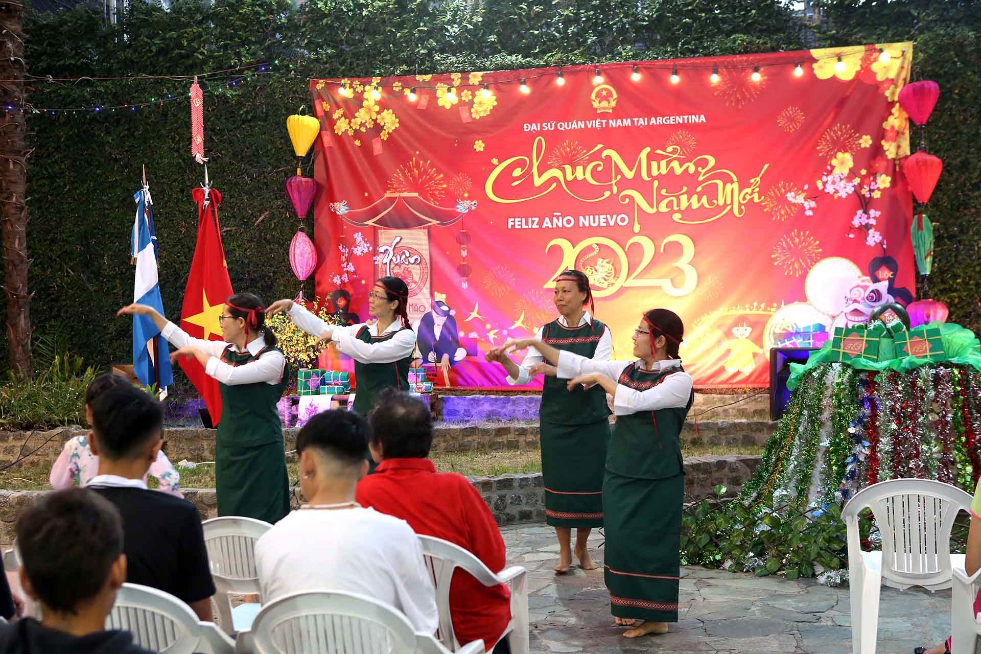 Biểu diễn Vũ điệu Tây Nguyên của Việt kiều tại Argentina.