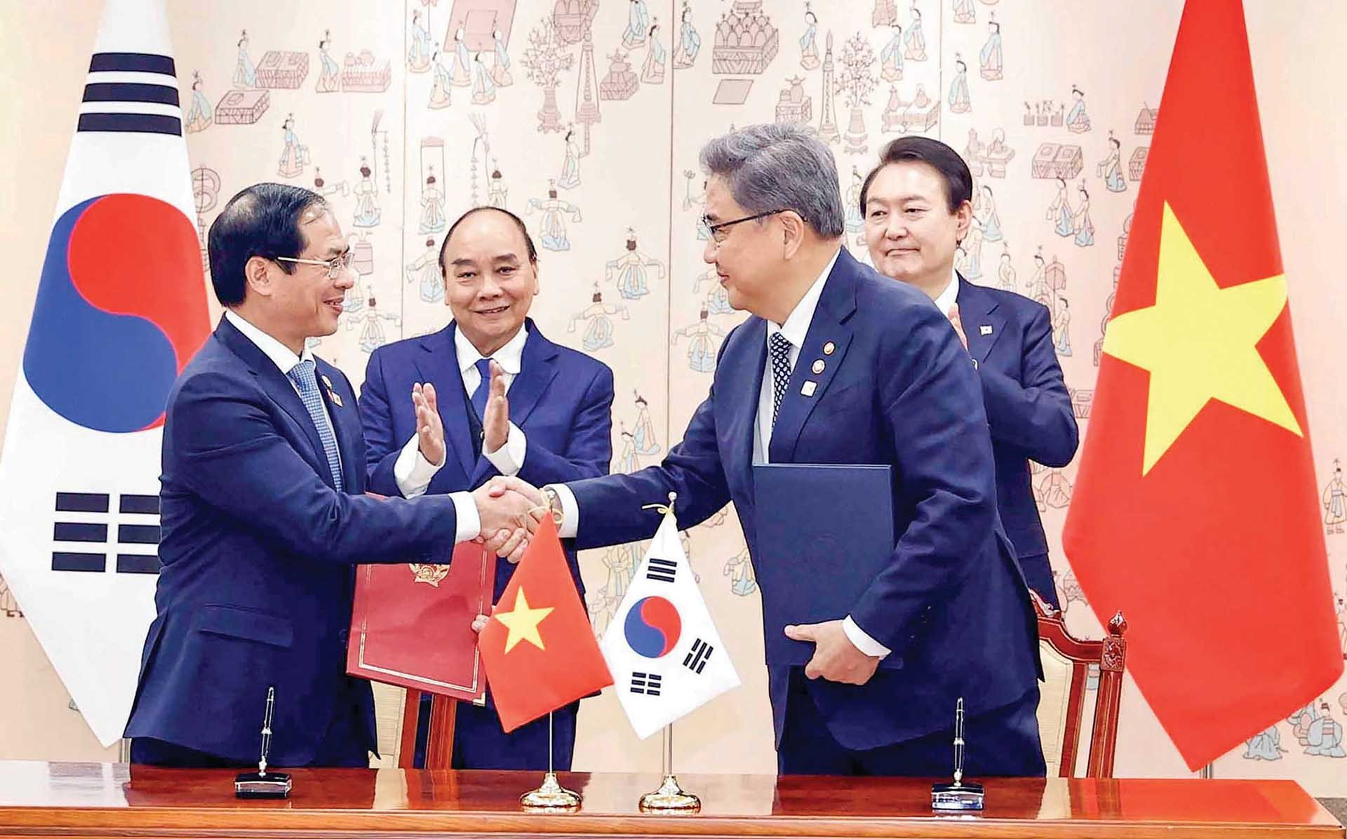  Chủ tịch nước Nguyễn Xuân Phúc và Tổng thống Hàn Quốc Yoon Suk Yeol chứng kiến lễ ký Biên bản ghi nhớ về việc thúc đẩy hợp tác trên cơ sở “Đối tác hợp tác chiến lược toàn diện” giữa Bộ Ngoại giao hai nước, ngày 5/12/2022. (Ảnh: Nguyễn Hồng)