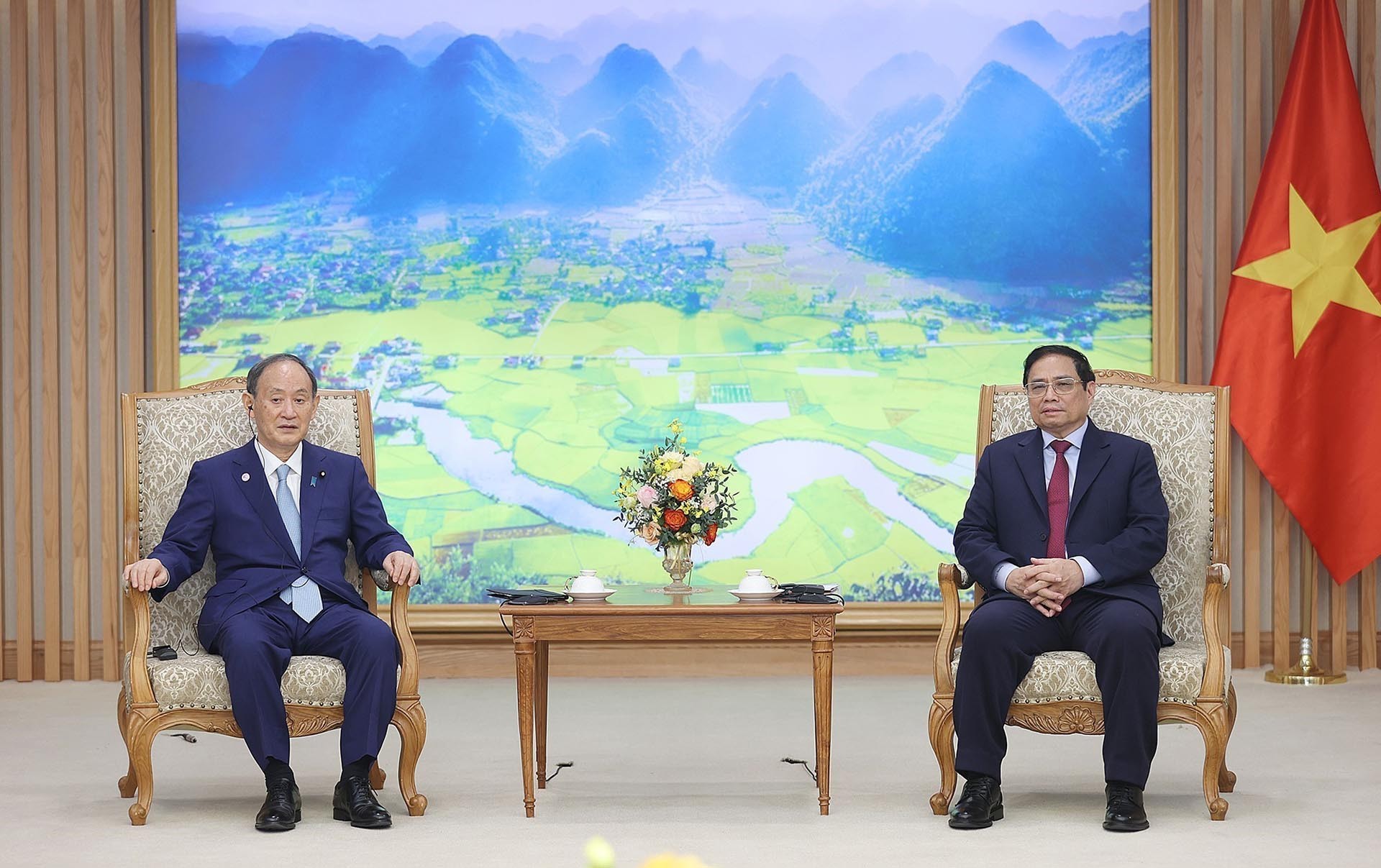 Thủ tướng Phạm Minh Chính tiếp nguyên Thủ tướng Nhật Bản Suga Yoshihide. (Nguồn: TTXVN)