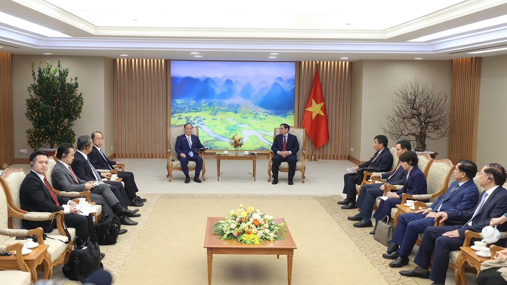 Thủ tướng Phạm Minh Chính tiếp nguyên Thủ tướng Nhật Bản Suga Yoshihide. (Nguồn: TTXVN)